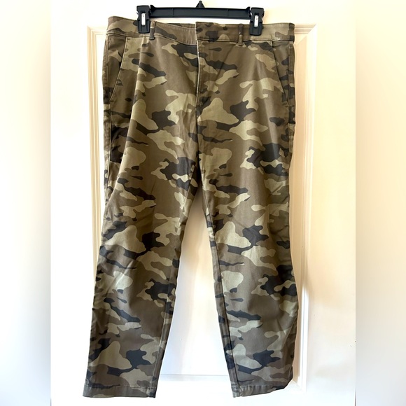 Banana Republic camo pants! Super cute. Worn twice but lost weight! #ozempic🤭 - Picture 1 of 3